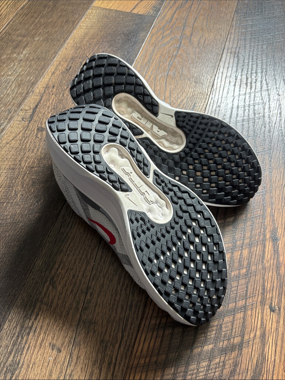 Nike Winflo 11 Mens Low Top Sneaker Light Gray Running Shoe Red Swoosh Size 10.5 - Picture 6 of 8